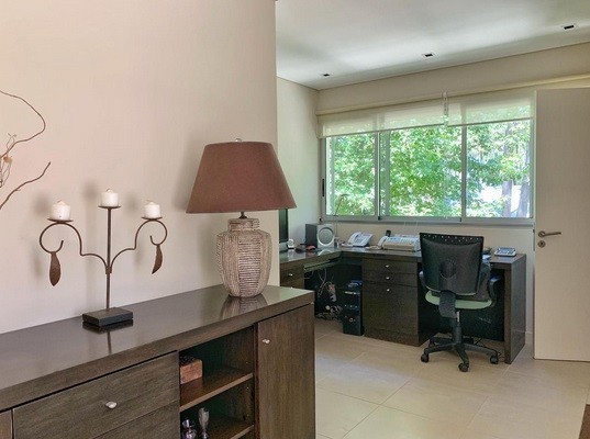 Excelente residencia en Barrio Privado en Laguna Blanca